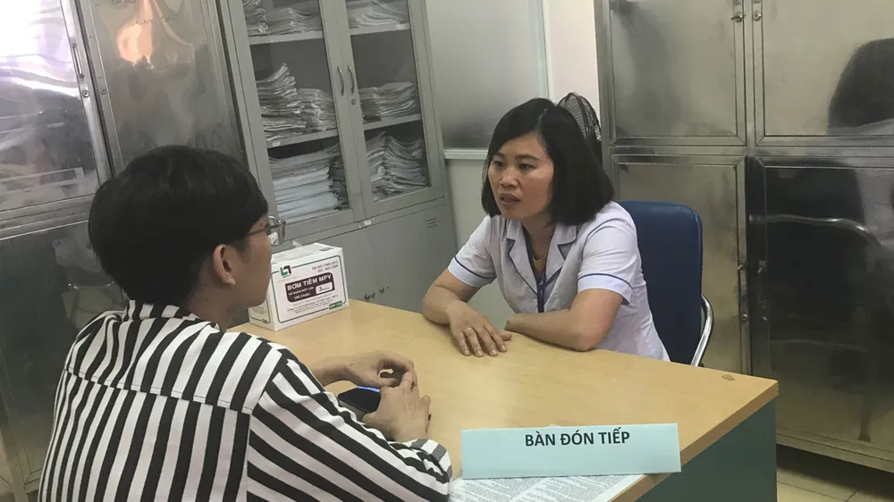 Nhân viên y tế Phòng khám đa khoa số 3 - Trung tâm Y tế Đống Đa tư vấn về PrEP cho khách hàng. Ảnh: Hanoimoi