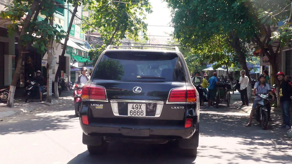 Chiếc xe Lexus LX570 mang biển số tứ quý 49X-6666 tại hiện trường