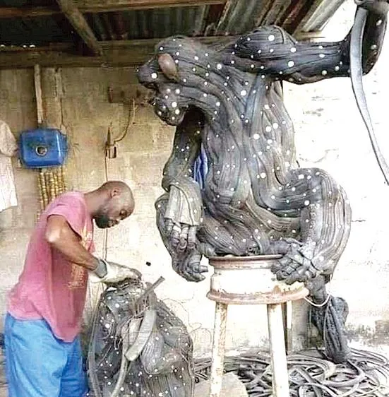 Tác phẩm nghệ thuật từ lốp xe
