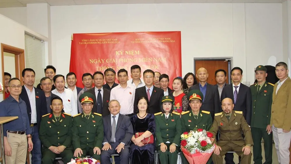 Các đại biểu tham dự lễ kỷ niệm chụp ảnh lưu niệm. Ảnh: TTXVN