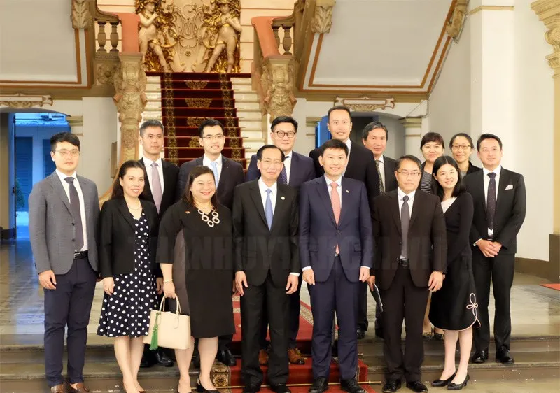 Đồng chí Lê Thanh Liêm , Phó Chủ tịch Thường trực UBND TPHCM chụp ảnh cùng ông Chee Hong Tat và đoàn công tác. Ảnh: hcmcpv