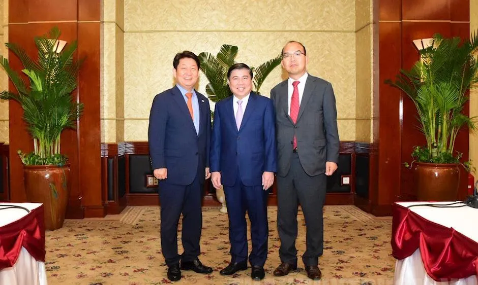 Chủ tịch UBND TPHCM Nguyễn Thành Phong tiếp ông Kwon Young Jin (bên trái) và ông Yoon Yong Jin (bên phải). Ảnh: hcmcpv