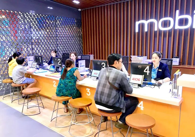 Điểm dịch vụ MobiFone quận 7 (TPHCM) đang giải quyết nhu cầu chuyển mạng cho khách hàng. Ảnh: HOÀNG HÙNG