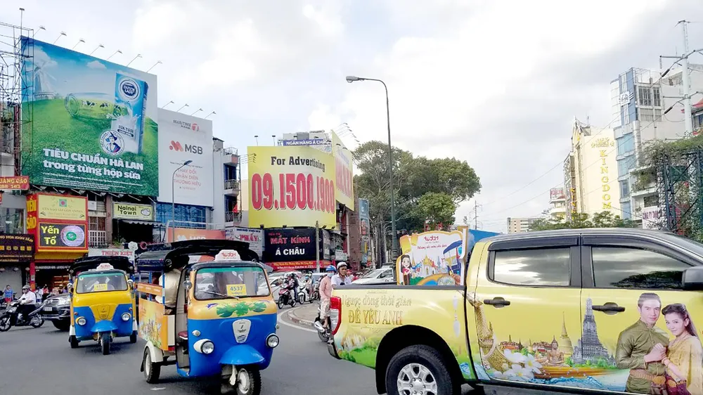 Khán giả hào hứng trước sự xuất hiện bất ngờ của đoàn xe Tuk Tuk Thái Lan tại Việt Nam