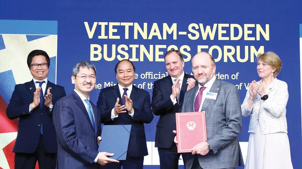 Thủ tướng Nguyễn Xuân Phúc và Thủ tướng Thụy Điển Stefan Löfven chứng kiến lễ trao Biên bản thỏa thuận hợp tác giữa hai nước. Ảnh: TTXVN