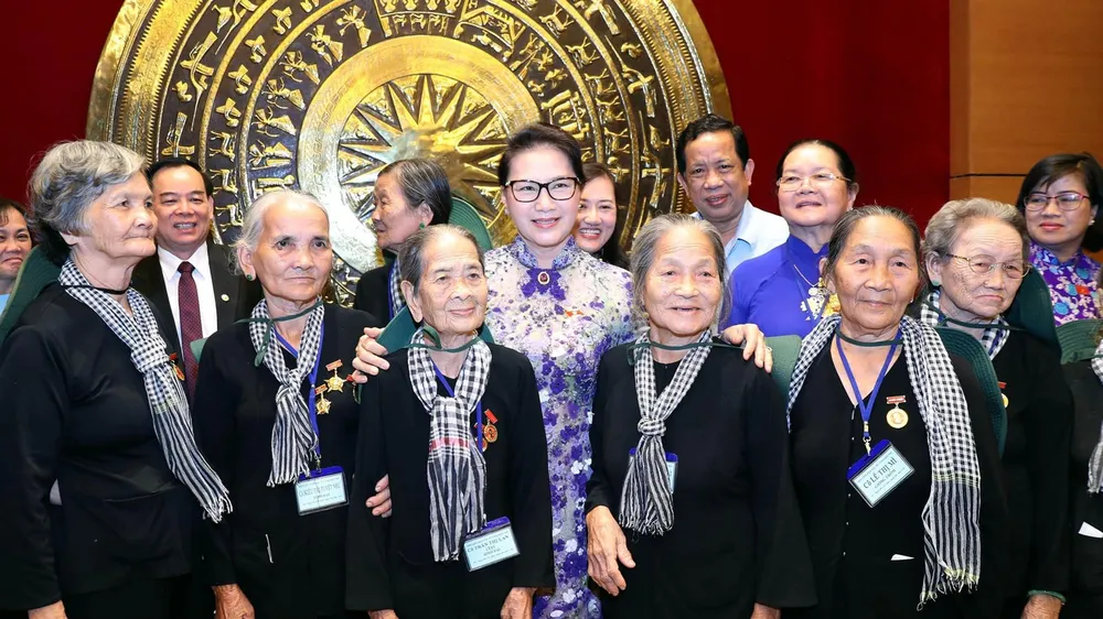 Chủ tịch Quốc hội Nguyễn Thị Kim Ngân với đoàn đại biểu Đội quân tóc dài tỉnh Bến Tre. Ảnh: TTXVN