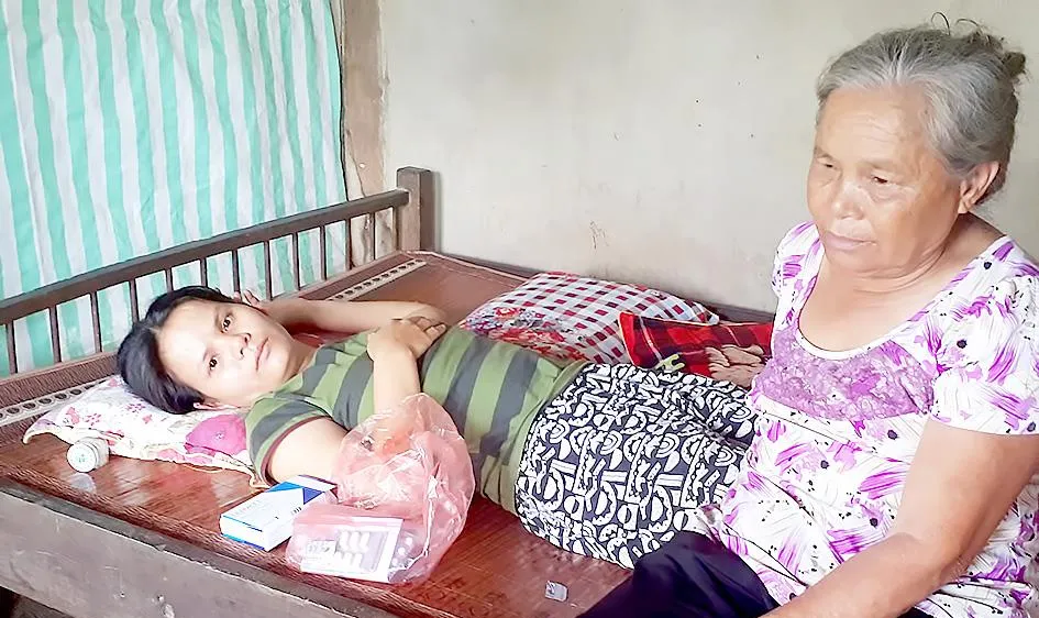 Bà Thìn chăm sóc con gái là Võ Thị Hoàn