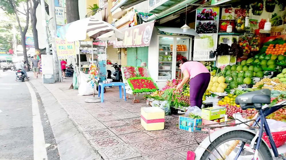 Lấn chiếm vỉa hè để bán hàng tại đường Trường Sa (quận Phú Nhuận)