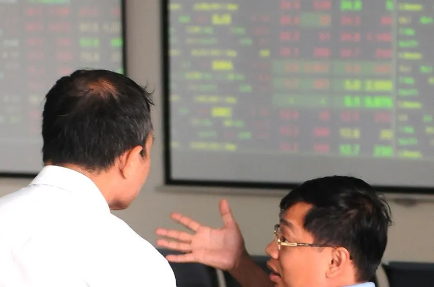 Khối ngoại bán ròng 21,5 tỷ đồng, VN-Index giảm gần 8 điểm