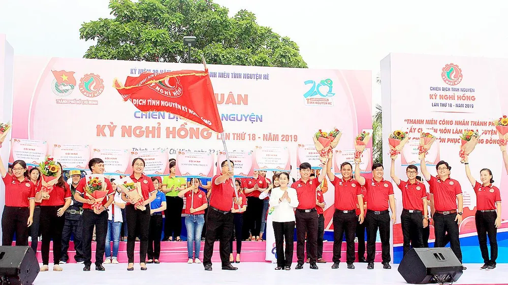 Phó Bí thư Thành ủy TPHCM Võ Thị Dung trao cờ xuất quân chiến dịch Kỳ nghỉ hồng