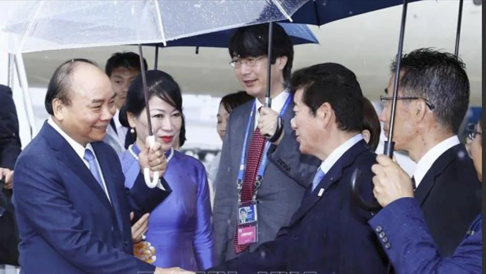 Thủ tướng Chính phủ Nguyễn Xuân Phúc và Phu nhân cùng Ðoàn đại biểu cấp cao Việt Nam đã đến thành phố Osaka vào chiều 27-6-2019. Ảnh: TTXVN