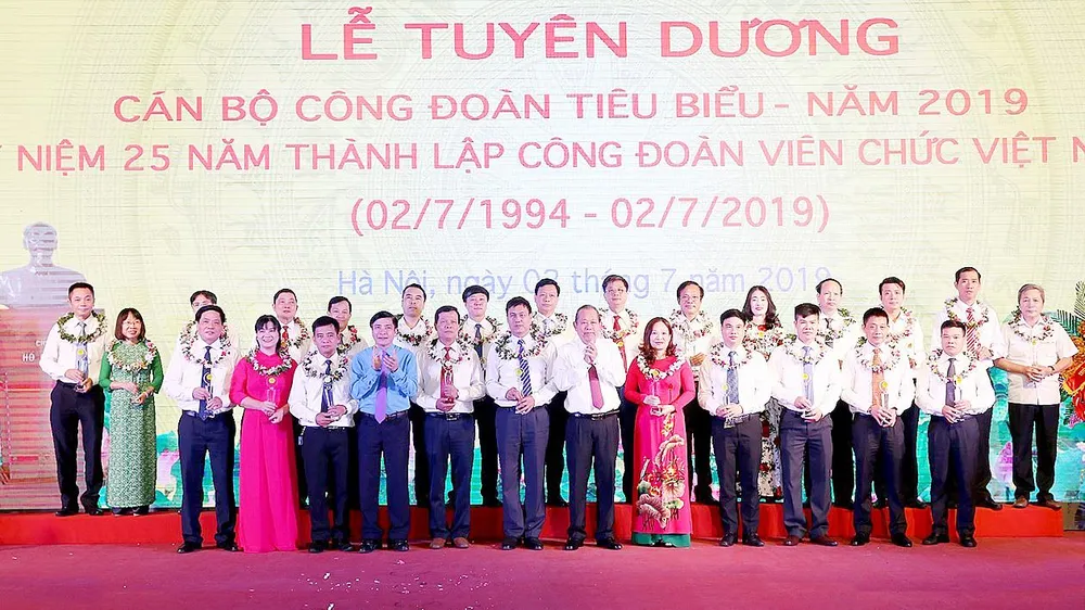 Phó Thủ tướng Thường trực Trương Hòa Bình chúc mừng các cán bộ Công đoàn tiêu biểu được tuyên dương. Ảnh: TTXVN