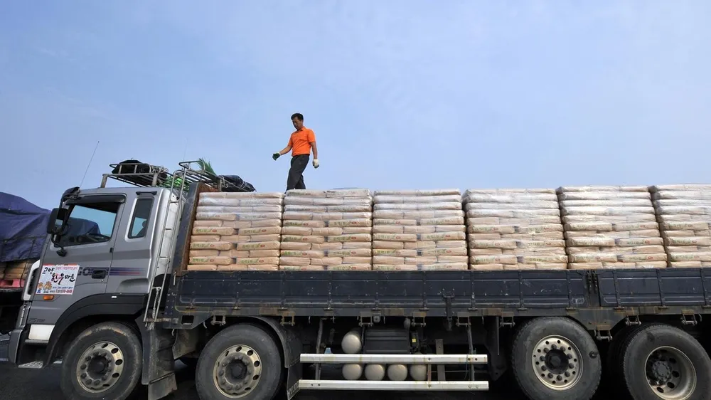 Xe tải của Hàn Quốc chở bột mì viện trợ cho Triều Tiên. Ảnh: TTXVN