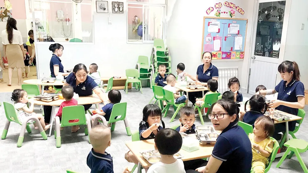 Bữa cơm trưa của học sinh tại một trường mầm non. Ảnh: HOÀNG HÙNG ​