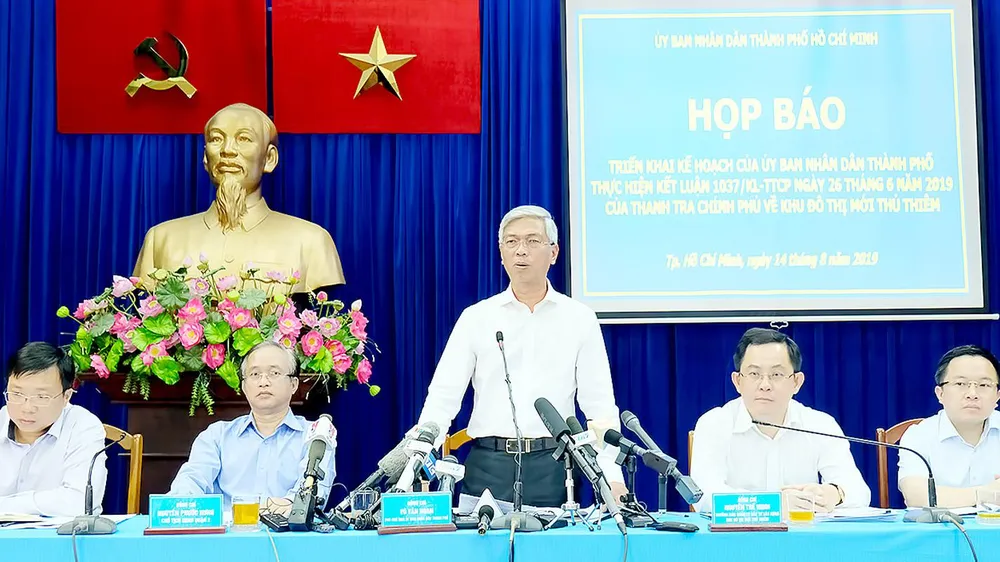 Phó Chủ tịch UBND TPHCM Võ Văn Hoan trả lời báo chí tại buổi họp báo. Ảnh: KIỀU PHONG