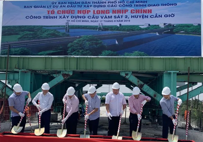 Lễ hợp long cầu Vàm Sát 2 ở huyện Cần Giờ. Ảnh: Báo Giao thông