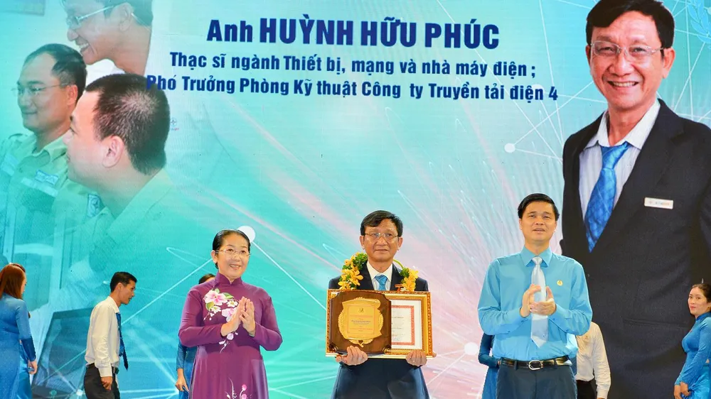 Đồng chí Võ Thị Dung, Phó Bí thư Thành ủy TPHCM và đồng chí Ngọ Duy Hiểu, Phó Chủ tịch Tổng Liên đoàn LĐVN trao giải thường Tôn Đức Thắng cho anh Huỳnh Hữu Phúc. Ảnh: VIỆT DŨNG