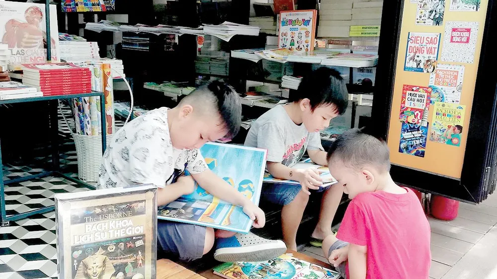Đường sách TPHCM luôn là địa điểm văn hóa thu hút bạn đọc trẻ. Ảnh: XUÂN THÂN