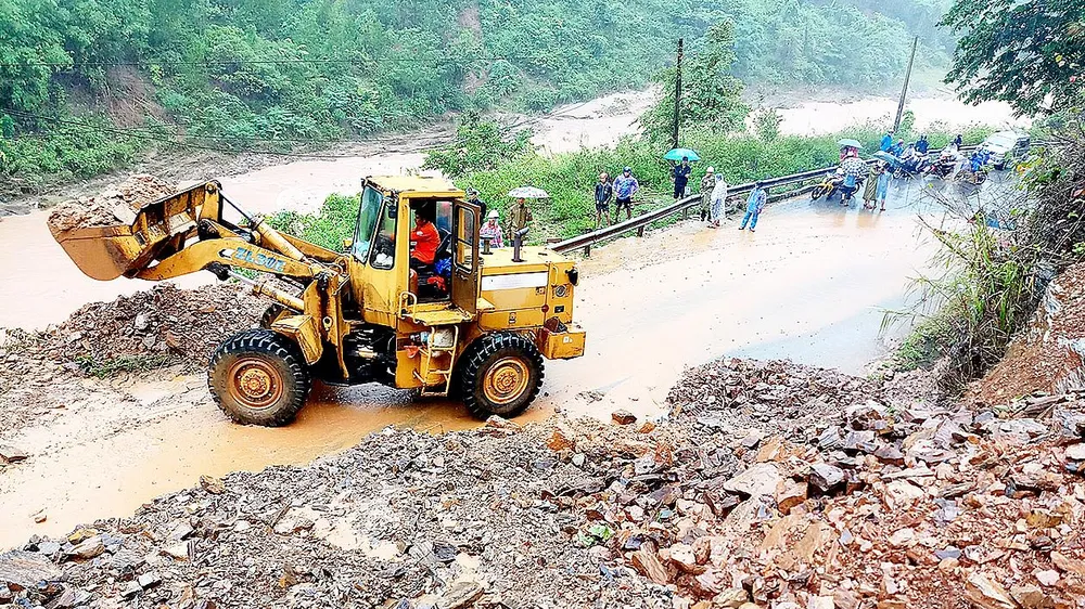 Đường Hồ Chí Minh nhánh tây đoạn qua huyện Đakrông, tỉnh Quảng Trị bị sạt lở gây ách tắc giao thông. Ảnh: NGUYỄN HOÀNG
