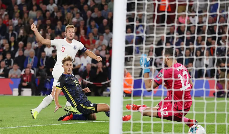 Harry Kane (số 9) trong pha ghi bàn vào lưới thủ môn A. Muric của Kosovo. Ảnh: Daily Mail