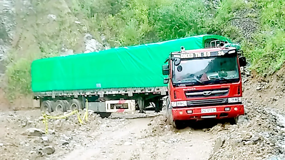 Tỉnh lộ 127 nối 2 huyện Nậm Nhùn - Mường Tè, tỉnh Lai Châu bị ách tắc do sạt lở đất