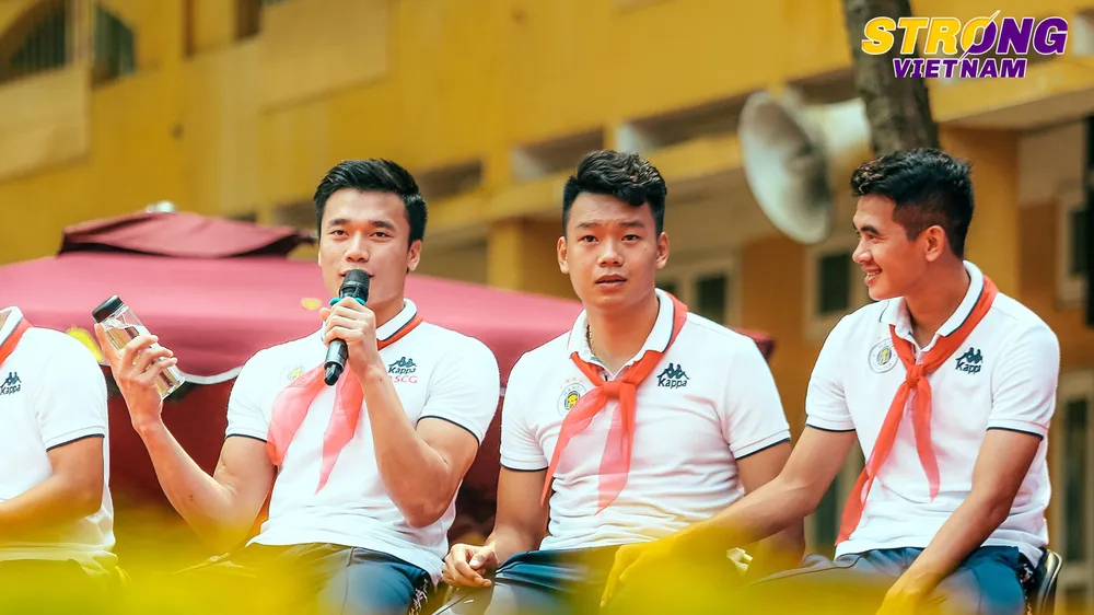 Thủ môn quốc dân Bùi Tiến Dũng khiến nhiều em học sinh phấn khích với phần trả lời của mình
