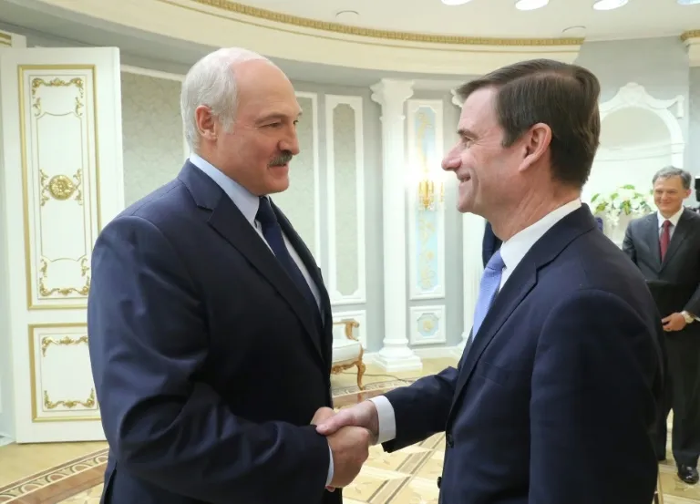 Thứ trưởng Ngoại giao Mỹ David Hale (phải) trong cuộc gặp với Tổng thống Belarus Alexander Lukashenko tại Minks, ngày 17-9