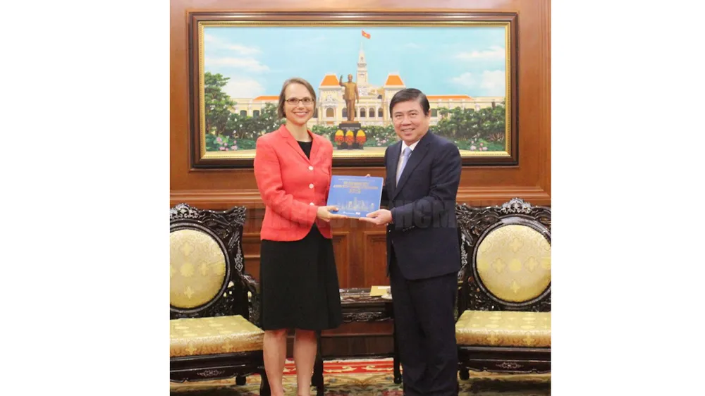 Chủ tịch UBND TPHCM Nguyễn Thành Phong tặng quyển sách về TPHCM cho Tổng Lãnh sự CHLB Đức tại TPHCM Josefine Wallat. Ảnh: hcmcpv