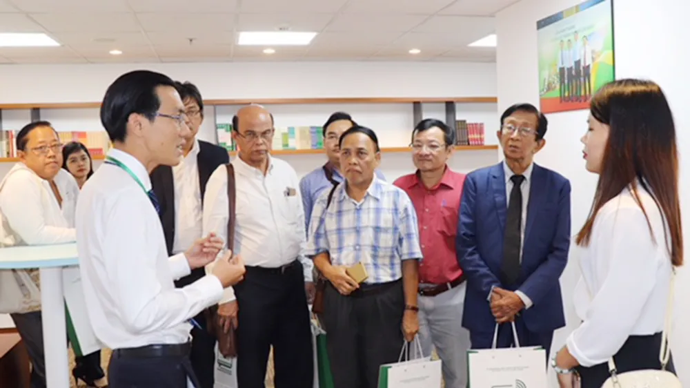 Giới thiệu với đoàn báo chí Myanmar về trung tâm báo chí TPHCM
