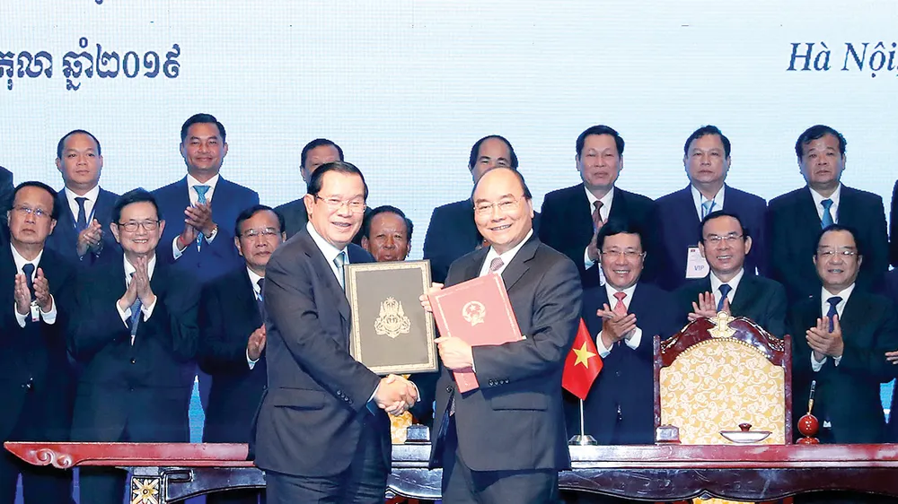 Thủ tướng Nguyễn Xuân Phúc và Thủ tướng Samdech Hun Sen ký Hiệp ước bổ sung Hiệp ước hoạch định biên giới quốc gia năm 1985 và Hiệp ước bổ sung năm 2005 giữa Cộng hòa XHCN Việt Nam và Vương quốc Campuchia. Ảnh: TTXVN