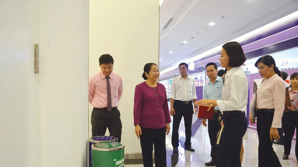Phó Bí thư Thành ủy TPHCM Võ Thị Dung giám sát thực hiện Chỉ thị 19 tại Khu đô thị Vinhomes Central Park. Ảnh: THÁI PHƯƠNG