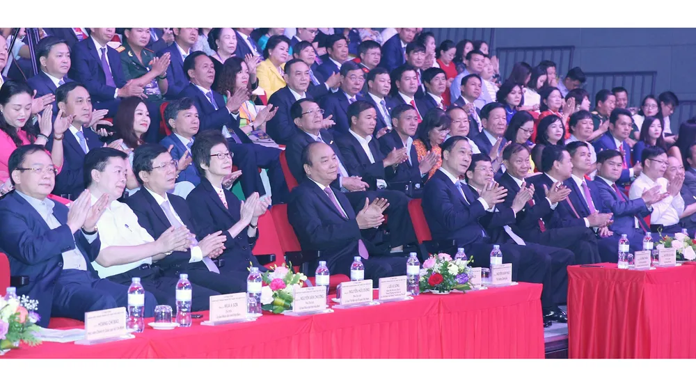 Thủ tướng Nguyễn Xuân Phúc và các đại biểu tham dự buổi lễ tôn vinh doanh nhân Việt Nam. Ảnh: TTXVN