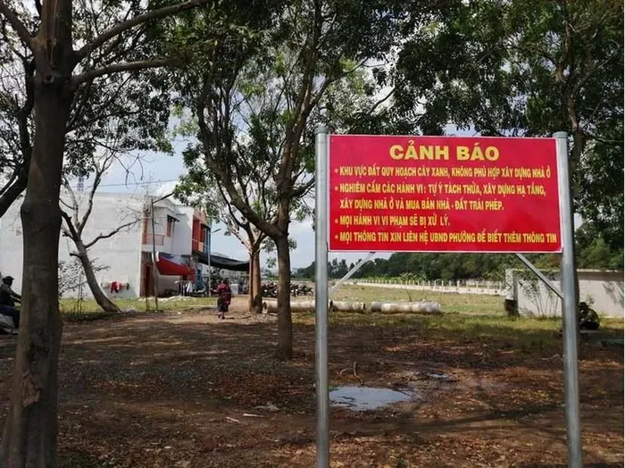 Chính quyền treo biển cảnh báo người dân. Ảnh: Vietnamdaily