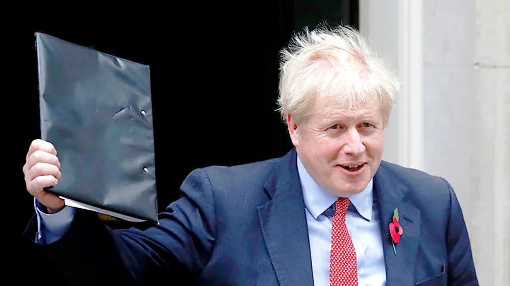 Thủ tướng Anh Boris Johnson vui mừng sau khi Hạ viện thông qua tổng tuyển cử sớm. Ảnh: AP