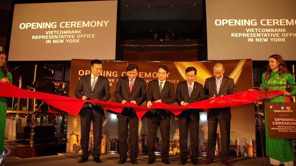 Lãnh đạo Vietcombank cắt băng khai trương Văn phòng đại diện tại New York. Ảnh: TTXVN