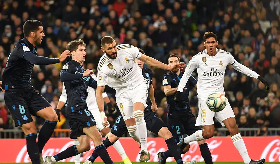 Tiền đạo Karim Benzema (số 9) ghi bàn quân bình tỷ số 1 - 1 cho Real Madrid