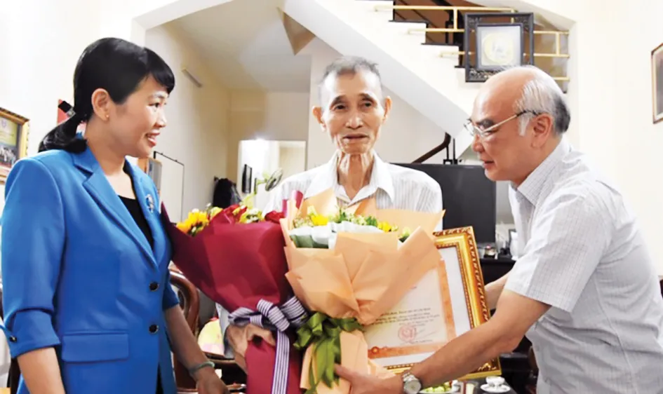 Đồng chí Phan Nguyễn Như Khuê trao Bằng khen của Thủ tướng Chính phủ tặng Anh hùng Lao động, Tiến sĩ Bùi Văn Toản