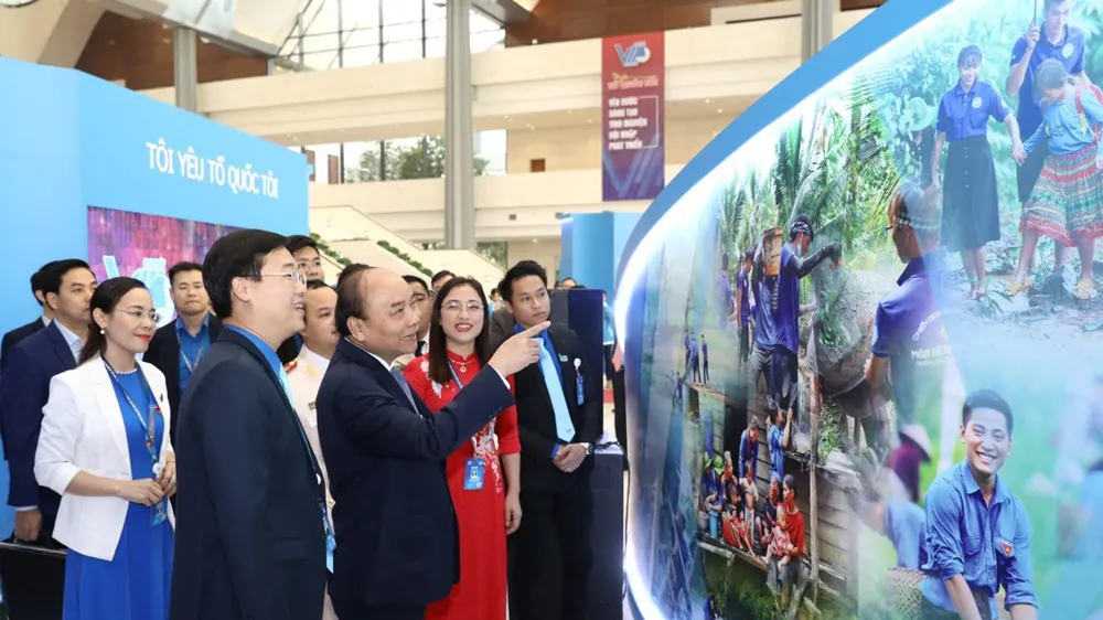 Thủ tướng Nguyễn Xuân Phúc với các đại biểu tham quan Triển lãm “Tôi yêu Tổ quốc tôi” tại Đại hội. Ảnh: TTXVN