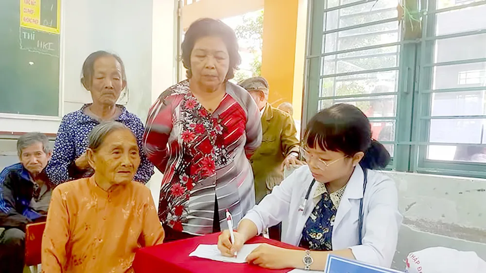 Bác sĩ Bệnh viện Nguyễn Tri Phương khám bệnh cho người dân