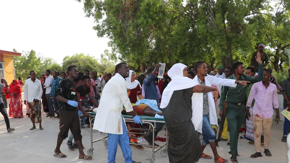  Chuyển người bị thương tại hiện trường vụ đánh bom ở thủ đô Mogadishu, Somalia ngày 28-12