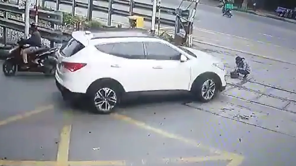 Vụ tai nạn ô tô đâm gãy chân nhân viên đang làm vệ sinh trên mặt đường ngang tuyến đường sắt Bắc - Nam