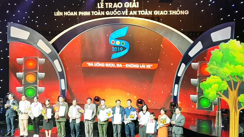 Những tác giải đạt giải tại Liên hoan phim toàn quốc về an toàn giao thông năm 2019. Ảnh: Vietnam+