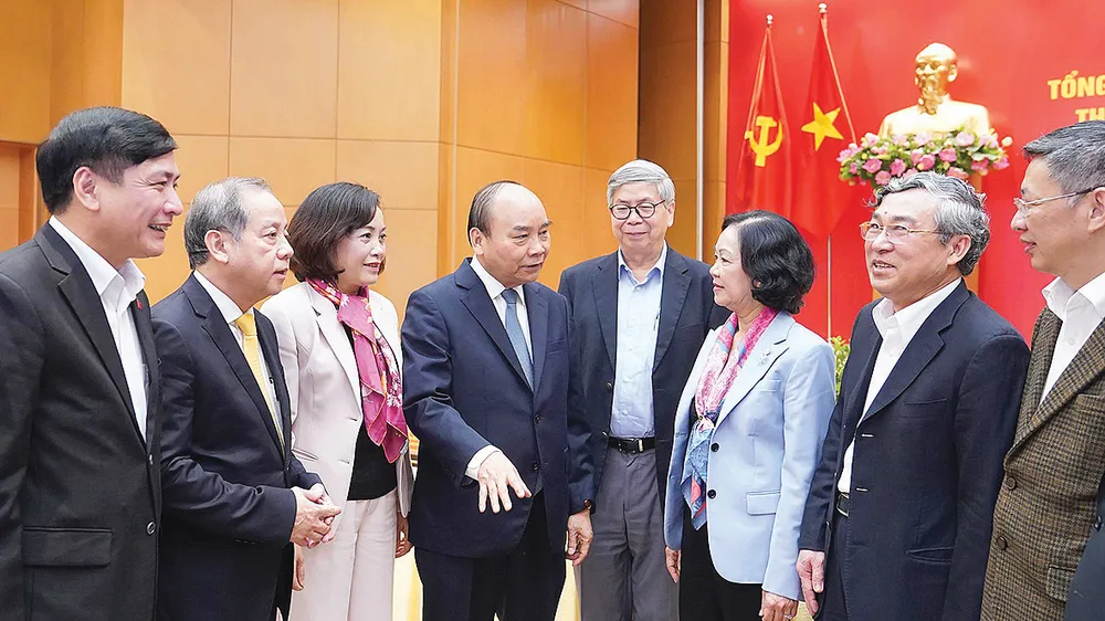 Thủ tướng Nguyễn Xuân Phúc gặp gỡ các đại biểu dự hội nghị. Ảnh: VIẾT CHUNG