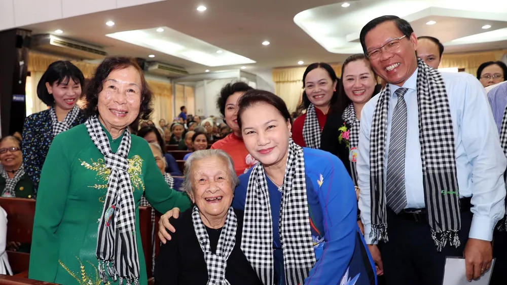 Chủ tịch Quốc hội Nguyễn Thị Kim Ngân ân cần thăm hỏi các ngoại, các dì, các cô là lực lượng của Đội quân tóc dài