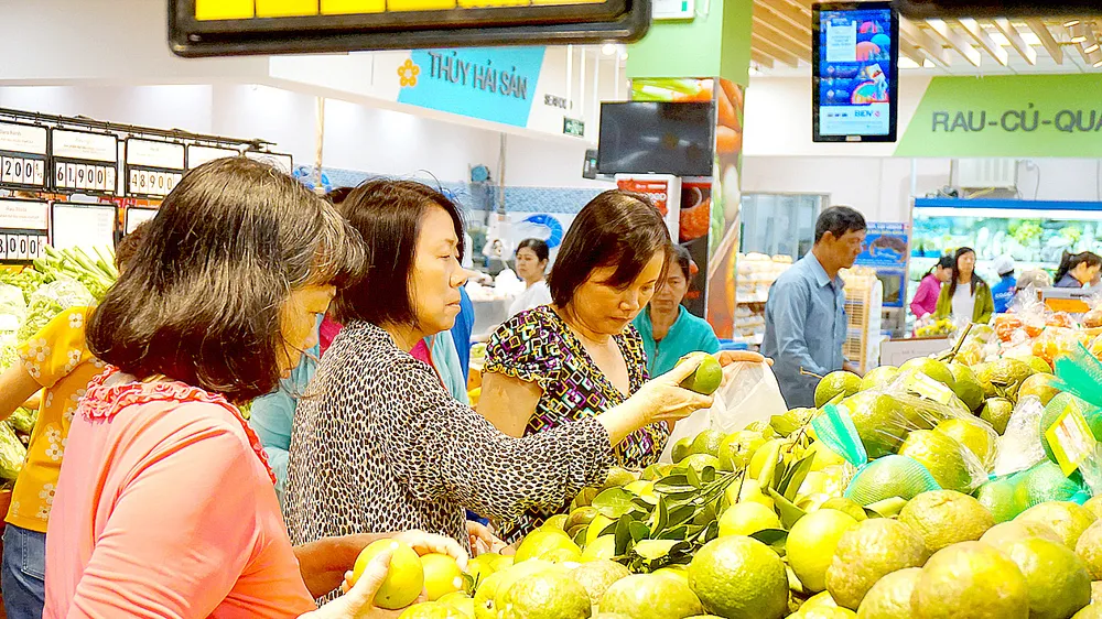 Khách hàng mua trái cây tại hệ thống siêu thị Co.opmart