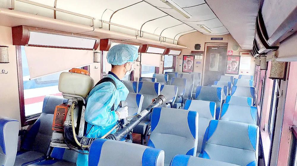 Phun thuốc phòng dịch tại Ga Sài Gòn, TPHCM. Ảnh: HOÀNG HÙNG