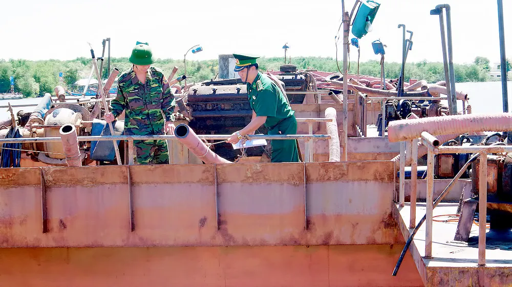 Bộ đội Biên phòng TPHCM tạm giữ phương tiện khai thác cát trái phép