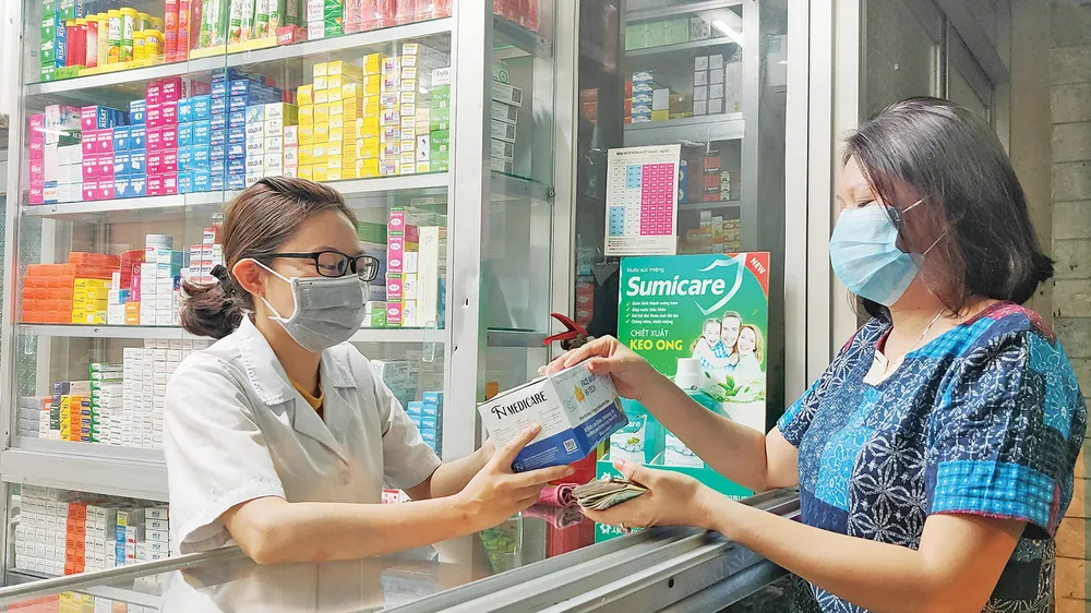 Người dân mua khẩu trang tại nhà thuốc Phú Lâm (đường Nguyễn Văn Thương, quận Bình Thạnh, TPHCM). Ảnh: DŨNG PHƯƠNG