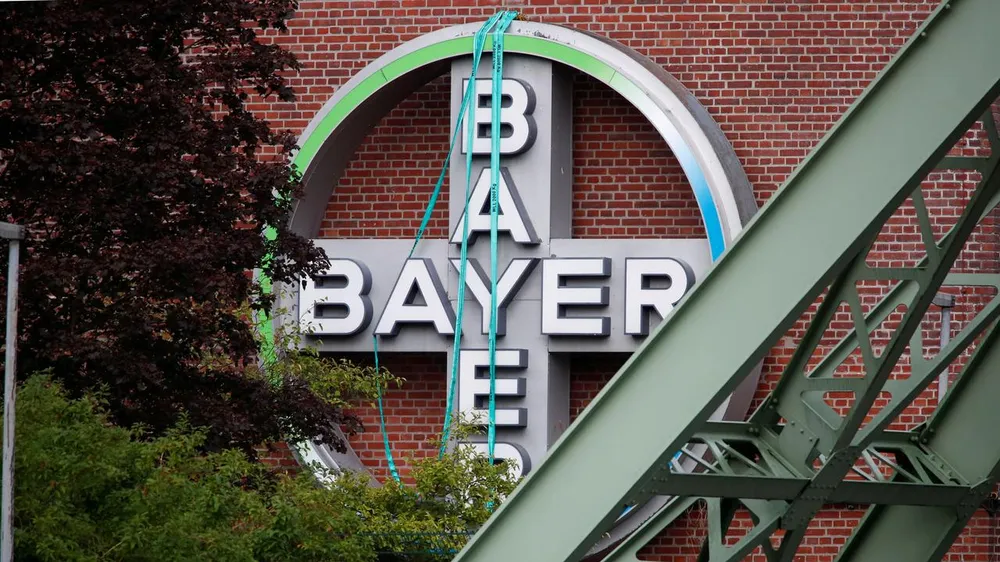 Logo của Bayer AG bên ngoài một nhà máy của nhà sản xuất dược phẩm và hóa chất Đức, ngày 9 tháng 8 năm 2019. Ảnh: REUTERS 