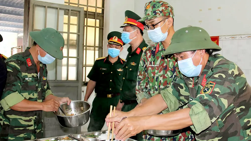 Điều kiện ăn ở của người cách ly được đảm bảo theo tiêu chuẩn quân đội. Ảnh: XUÂN QUỲNH